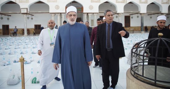 لليوم الخامس.. وكيل الأزهر يشارك الوافدين إفطارهم في صحن الجامع الأزهر.. صور