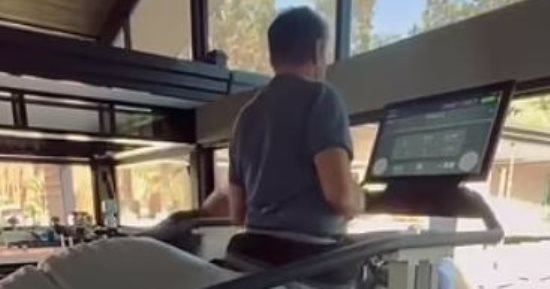 جيريمي رينر يتعافى ويتمرن على جهاز مشي مضاد للجاذبية.. فيديو وصور 