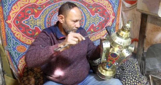 عمرها 100 عام.. حكاية أقدم ورشة لصناعة الفوانيس في بنى سويف.. صور