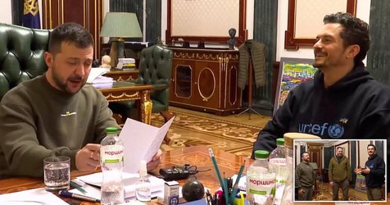 أورلاندو بلوم وزيلينسكى يناقشان جرائم الحرب الروسية فى القصر الرئاسى بأوكرانيا
