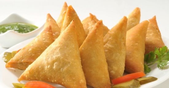 فطار اليوم السابع من رمضان.. طريقة عمل السمبوسة والحلوى كنافة