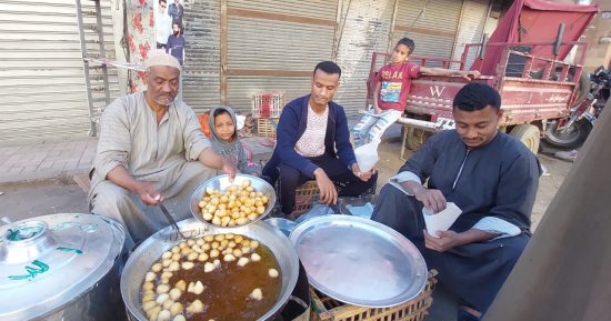 ملك حلويات رمضان.. أشهر بائع زلابية بإسنا يعمل من الظهر حتى مدفع الإفطار