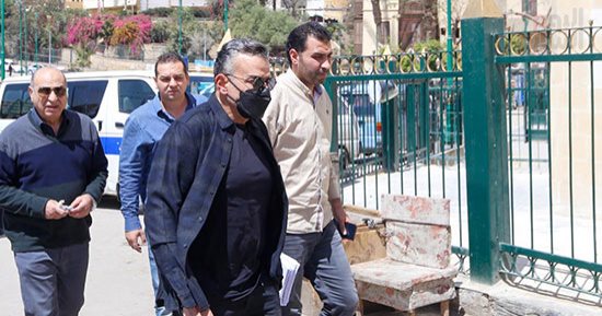 العامرى فاروق وخالد مرتجى يصلان جنازة زوج والدة حسين الشحات