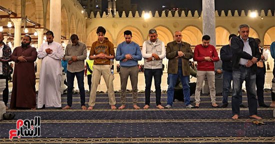 قصدت باب الرجا والناس قد رقدوا.. رمضان شهر القيام والخشوع