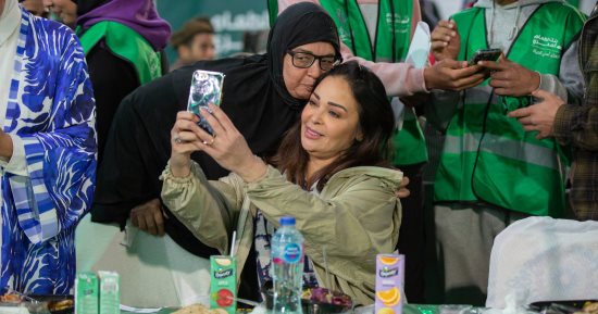 بنك الطعام المصري يستقبل مشاهير لمشاركة المستحقين تناول الإفطار داخل مائدة الرحمن