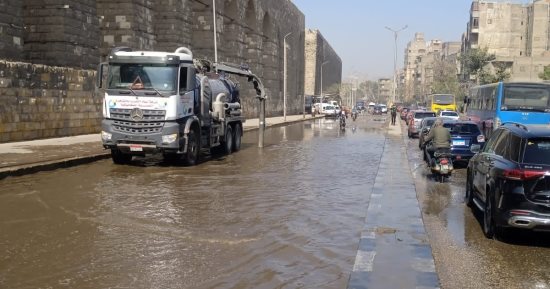 كسر ماسورة مياه بمحيط سور مجرى العيون والدفع ب10 سيارات لعملية الشفط