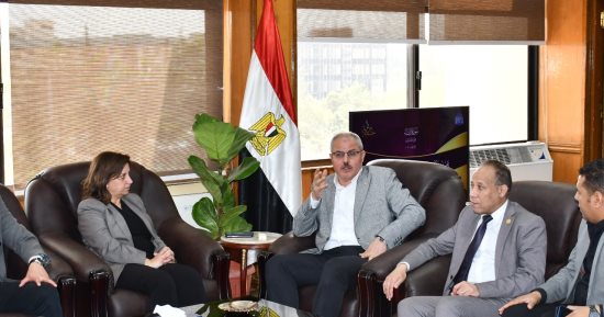 وفد من الجامعة الأمريكية يزور جامعة قناة السويس استعدادا لافتتاح مركز التطوير المهنى