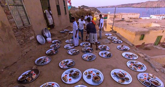 "رمضان فى النوبة شكل تانى".. الإفطار على 300 صينية لجمع الشمل واستمرار الترابط والألفة.. أهالى "هيسا وتنقار وكركر" يتجمعون على أكبر مائدة للنوبيين فى أسوان.. و"الفتة" و"الأبريه" أبرز الأطعمة والمشروبات.. صور