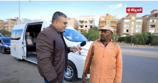 "واحد من الناس" يجبر خاطر عامل نظافة ويهديه مبلغا ماليا.. فيديو