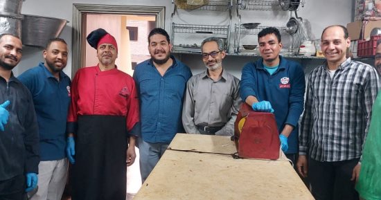 شهر المحبة بين المسلمين والمسيحيين.. بيشوى بالأقصر يقيم "مائدة رحمن" على الطريق ويجهز وجبات لمرضى السرطان.. وطبيب يوزع وجبات على الطريق الزراعى من 11 سنة.. ومبادرة "شباب بشخصيات كرتونية" توزع الهدايا على المارة
