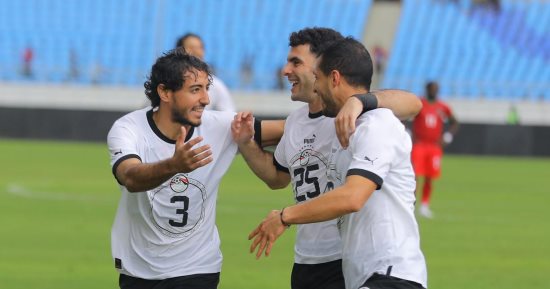 صور..  العالم هذا المساء.. صلاح يقود منتخب مصر فى الفوز على مالاوى برباعية نظيفة.. جينيفر لوبيز تساند بن أفليك فى العرض الخاص لفيلم Air.. بريطانية تنجب أحد أكثر الأطفال وزنًا فى المملكة المتحدة