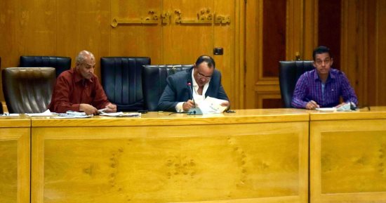 سكرتير عام الأقصر يستمع لشكاوى المواطنين فى لقاء اليوم المفتوح