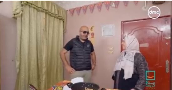 برنامج "حياة كريمة" يستعرض قصة رجل أمن بمستشفى خرج على المعاش ويعمل لإنفاق على أبنائه.. المبادرة تسلمه ميدالية الأبطال ومبلغ 10 آلاف جنيه.. ويبرز إعداد سيدة 400 وجبة للأيتام والفقراء منذ 10 سنوات
