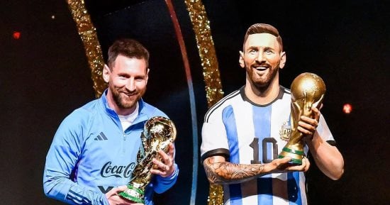 ملوك اللعبة.. تمثال ميسي بجوار مارادونا وبيليه فى متحف الكونميبول.. فيديو وصور