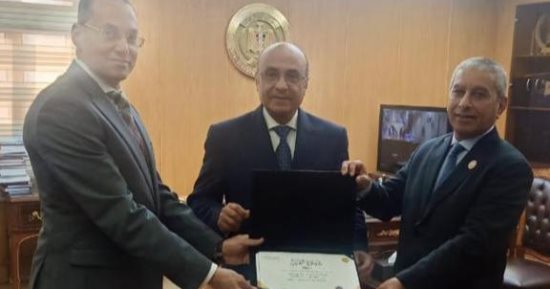 وزير العدل يكرم رئيس الشهر العقارى بعد فوز فروع التوثيق بجائزة الدولة للتميز الحكومى