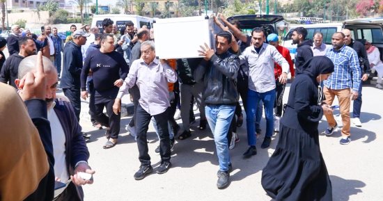 حسين الشحات يصل مسجد السيدة نفيسة لتشييع جثمان زوج والدته