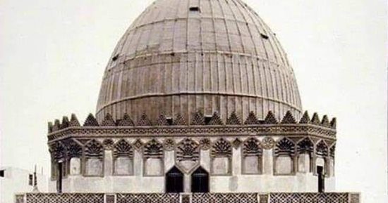 أسرار القاهرة.. ضريح الإمام الشافعى.. أيقونة العشق ورسالة الإمام.. شيده السلطان الكامل الأيوبى 1211م فوق قبر الإمام.. القبة الخشبية محفورة بزخارف نادرة ورائعة وتعد أروع مبانى العصور الوسطى مزينة بكتابات كوفية