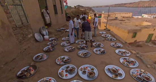 لمة وفرحة وشهر كريم.. إفطار جماعي على 300 صينية فى النوبة