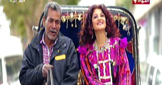"رشا الجمال تجرى جولة بحنطور "عم ريفو" على كورنيس النيل ببرنامج "حكاوي القهاوي"