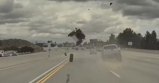 وكأنه مشهد من fast and furious.. سيارة تحلق فى الهواء بعد حادث غريب.. فيديو