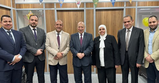 رئيس مصلحة الضرائب يكرم إيمان عبد المجيد مدير عام شئون العاملين بالإدارة العامة