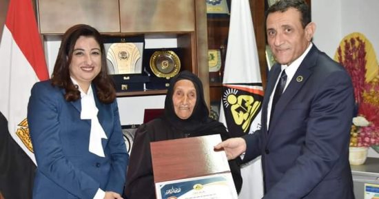 العلم ملوش سن.. الحاجة زبيدة تتحرر من الأمية بعد بلوغها 87 عاما 
