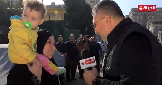 عمرو الليثي يهدي سيدة بسيطة مبلغ 10 آلاف جنيه في "واحد من الناس"