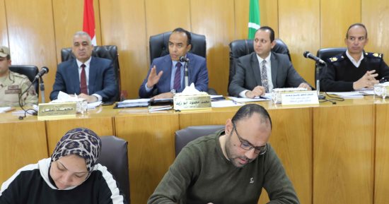 نائب محافظ المنيا يستعرض نسب تنفيذ مبادرة "حياة كريمة " وجهود مديريتي الصحة والتموين