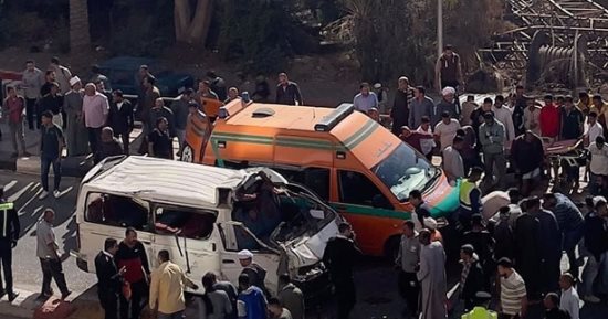 أول صور لحادث تصادم ميكروباص بكوبرى أسفر عن مصرع شخص وإصابة 12 بقنا