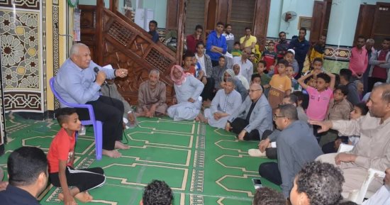 محافظ الوادى الجديد يلتقى المواطنين بعد صلاة التراويح بالخارجة.. صور