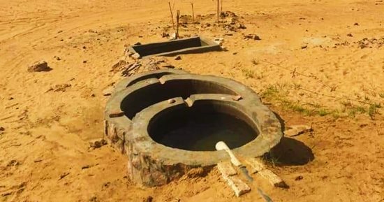 حكايات من الواحات.. ينابيع الماء المسحورة لا ينضح ماؤها إلا لمن يزورها.. تقع فى أعلى نقطة من أرض السرو بمحمية الصحراء البيضاء.. بئر رومانية عتيقة ماؤها نقى ويتجدد من طبقات تربة إسفنجية تتأثر بالمشى فوقها.. صور