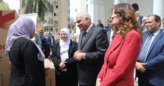 احتفالا بالعيد القومى للجيزة.. المحافظ يسلم أجهزة كهربائية لـ10 عرائس