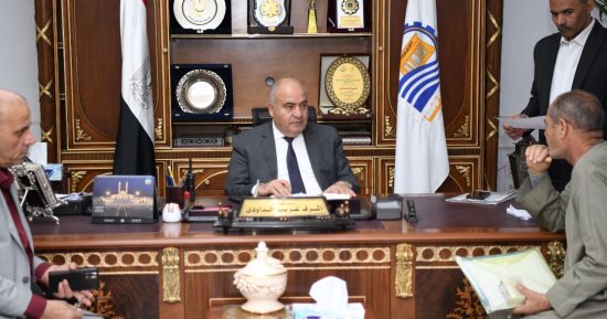 محافظ قنا يستقبل مواطنين بمكتبه ويوجه بحل مشكلاتهم
