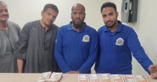 مسعفان يعثران على مبلغ نصف مليون جنيه فى حادث ويردانه لصاحبه بأسوان