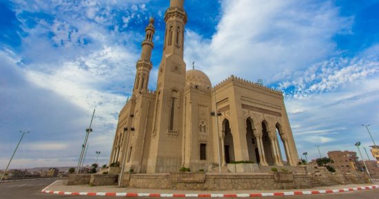 "مسجد بدر".. تحفة معمارية فوق ربوة مرتفعة بمدينة أسوان.. صور