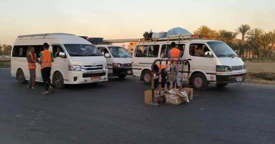 شباب بالأقصر يوزعون وجبات لإفطار الصائمين المسافرين على طريق العديسات قبلى يوميا