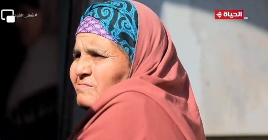 "واحد من الناس" يجبر خاطر أرملة ويهديها 10 آلاف جنيه