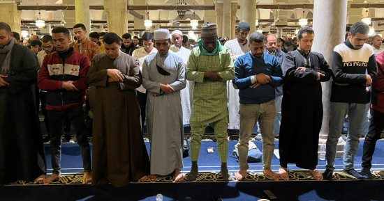 آلاف المصلين بالجامع الأزهر من مختلف دول العالم فى تاسع ليالى رمضان.. صور