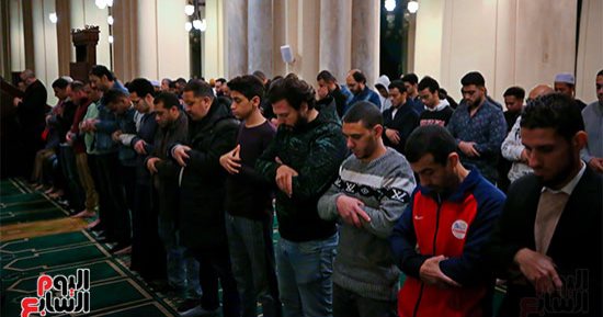أجواء رمضانية ممزوجة بعبق التاريخ.. صلاة التراويح فى مسجد الحاكم بأمر بالله