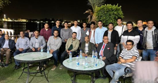 رئيس جامعة الأقصر يشارك طلاب الطب وأعضاء هيئة التدريس حفل الإفطار .. صور 