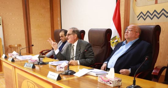 محافظ كفر الشيخ يعقد اجتماعا لبحث مطالب المواطنين