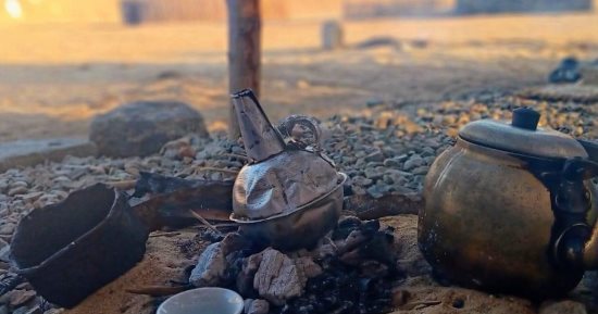 "الجَبَنه" مشروب المزاج والسهر للسحور فى رمضان عند قبائل جنوب البحر الأحمر.. يتم تجهيز أدواته قبيل موعد الإفطار.. يستخدم له أوانى من الفخار والألومنيوم ويصب فى فناجين صغيرة.. ويقدم بسكر غير مذاب.. صور