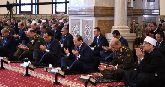الرئيس السيسي يؤدي صلاة الجمعة بمسجد المشير فى ذكرى العاشر من رمضان