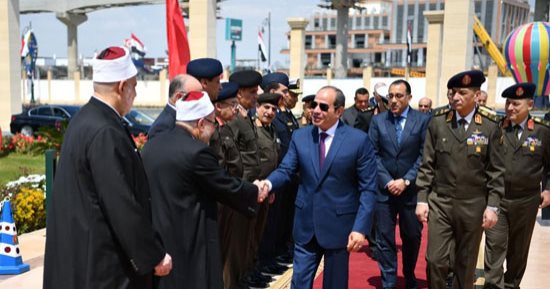 الرئيس السيسي يصل مسجد المشير طنطاوى لأداء صلاة الجمعة