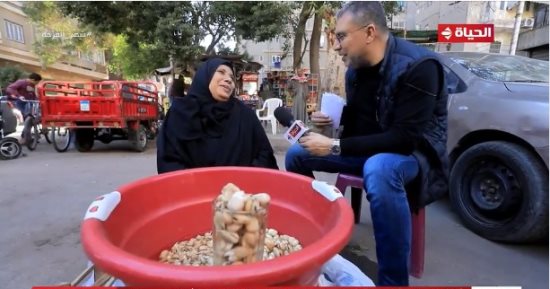 كلها رضا.. "واحد من الناس" يجبر خاطر بائعة فول ويهديها مبلغا ماليا.. فيديو