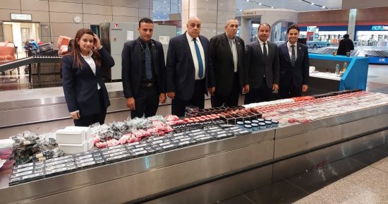 جمارك مطار القاهرة تضبط راكبا حاول تهريب 1800 عبوة مستحضرات تجميل