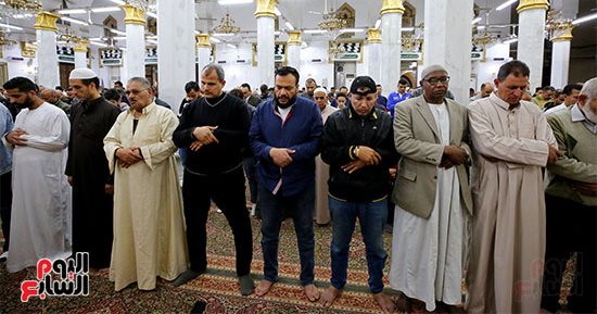 أجواء رمضانية وإيمانية.. صلاة التراويح فى عاشر ليالى شهر رمضان بمسجد السيدة نفيسة