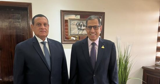 نقيب صيادلة القاهرة يبحث مع التنمية المحلية إعفاء الصيدليات من رسوم اللافتات