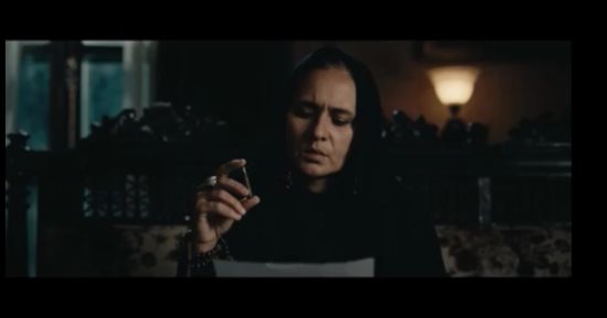 مسلسل عملة نادرة الحلقة 9.. جمال سليمان ينهال بالضرب على ابنته بعد هروب عبيدة.. نيللى كريم تتذكر قتل والدها وهى طفلة على يد عبد الجبار وتتأكد من شكوكها بقتل أحمد عيد لزوجها.. وندى موسى تنهى علاقتها بهشام عاشور