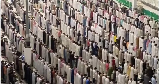 المصلون يؤدون الصلاة بالمسجد الحرام فى سطح التوسعة السعودية الثالثة